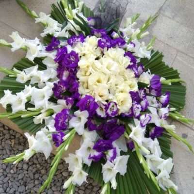 سبد گل روی میز